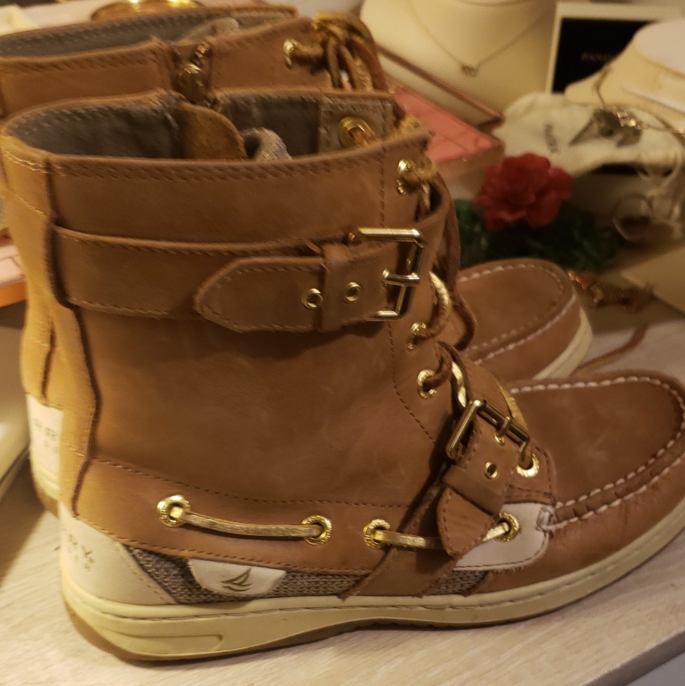 Pair of sperry high tops size 6